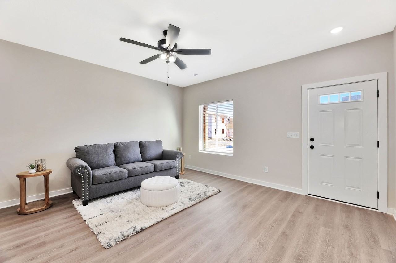 5409-11 N BRESSLER DR - Photo 3 of 13