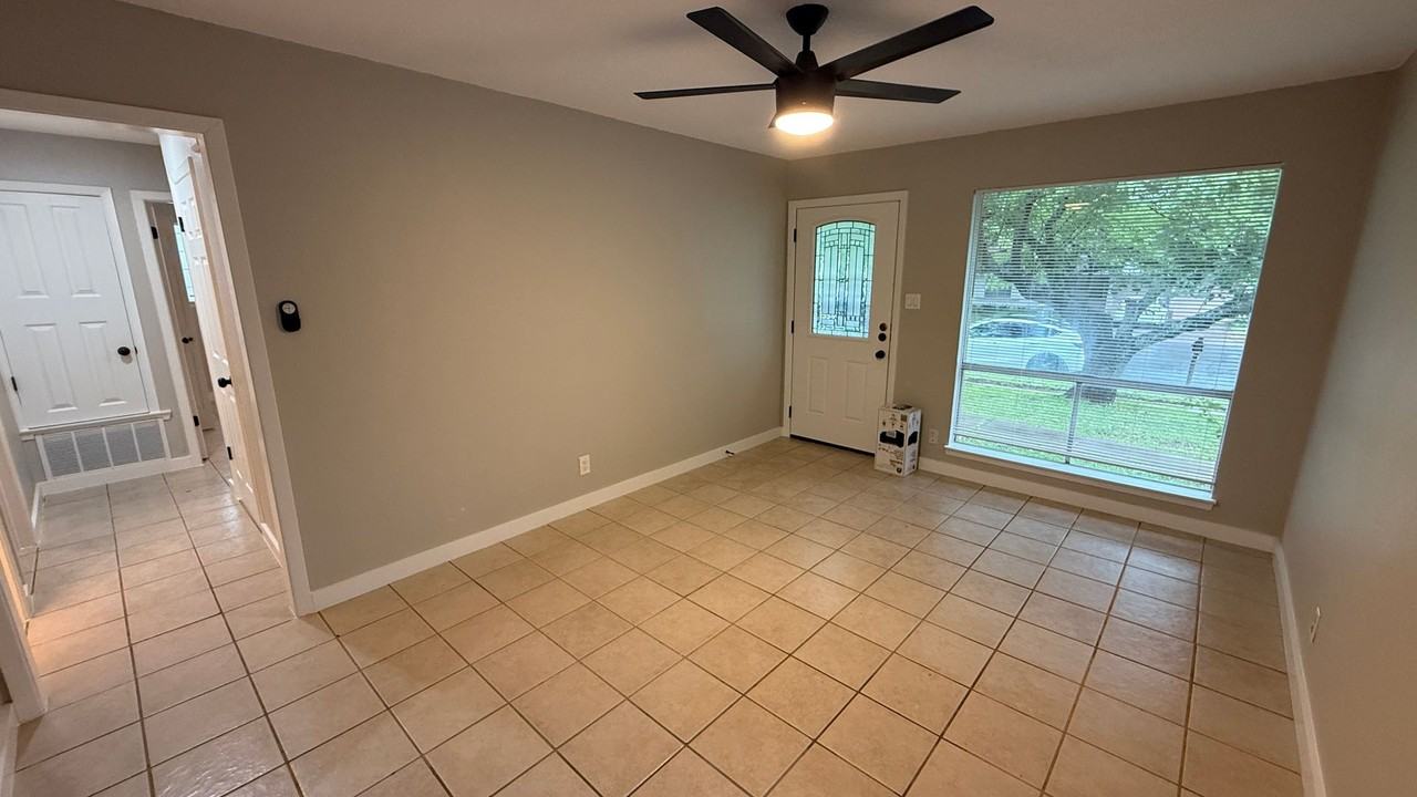 106 E Longspur Blvd - Photo 4 of 28
