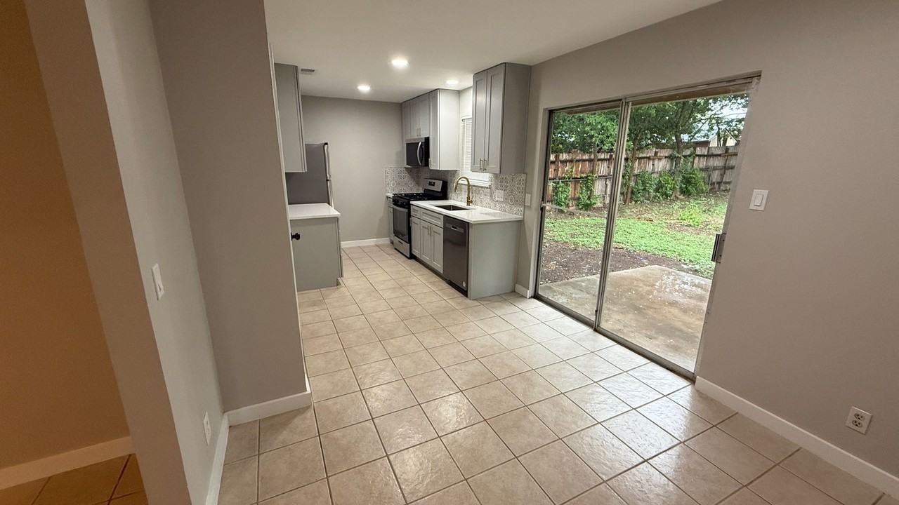 106 E Longspur Blvd - Photo 7 of 28