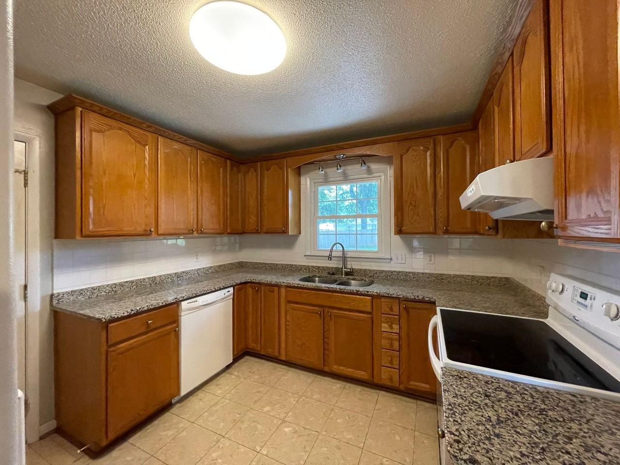 105 Kingston Dr - Photo 6 of 23