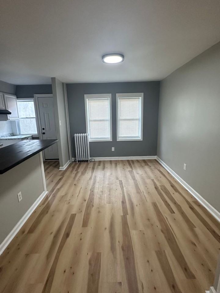 405 Darby Ter - Photo 4 of 10