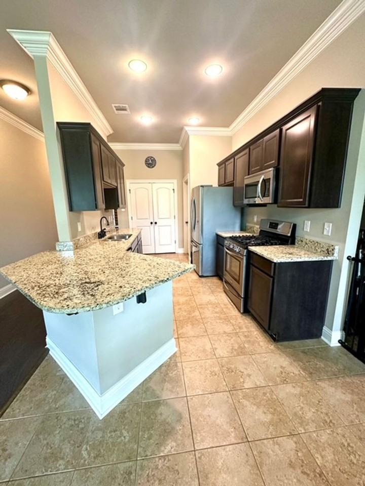 12249 Grand Wood Ave - Photo 2 of 19