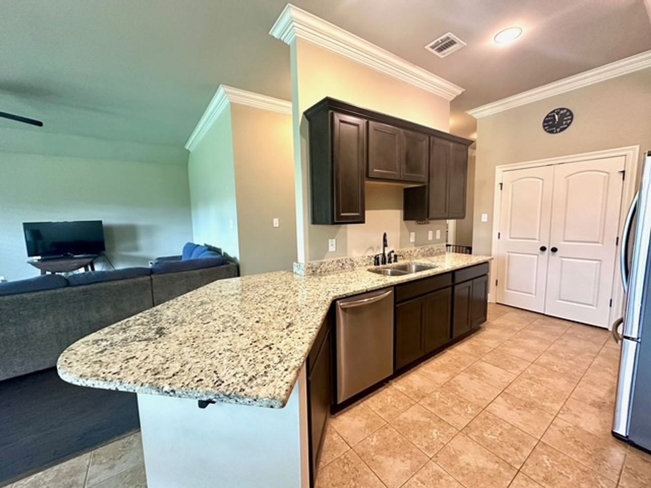 12249 Grand Wood Ave - Photo 3 of 19