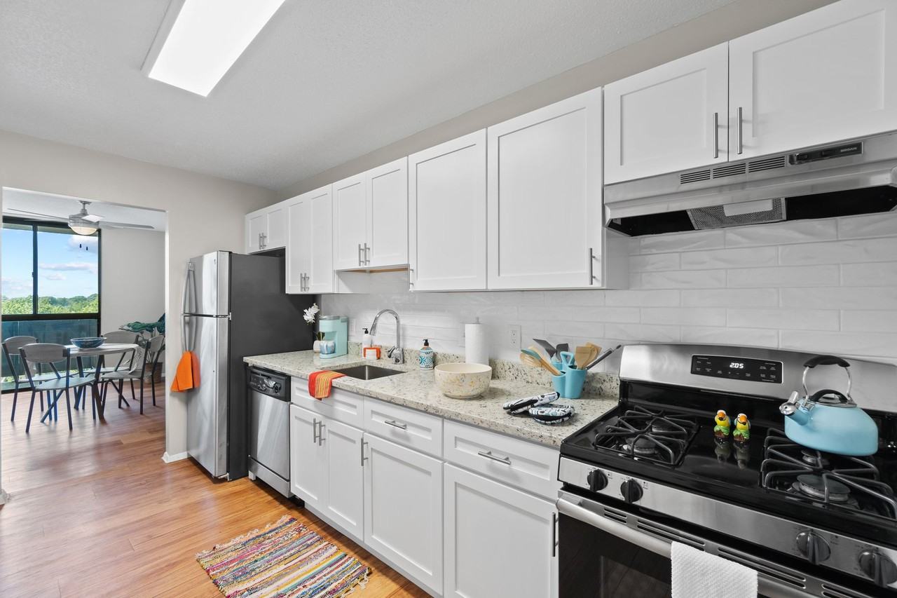 Westchester Tower Apartments - Photo 4 of 36