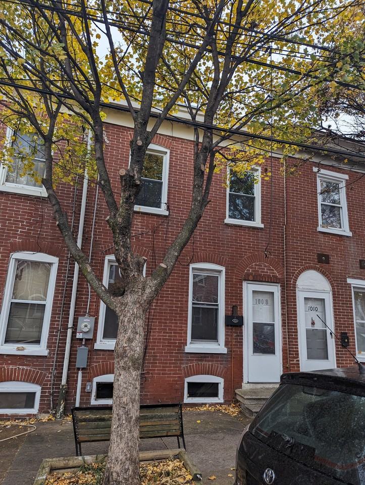 1008 W 5th St #1 - Photo 3 of 9