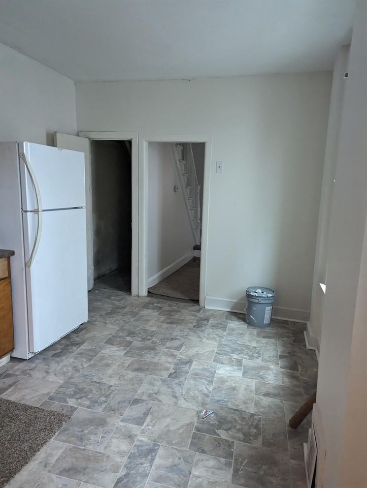 1008 W 5th St #1 - Photo 2 of 9