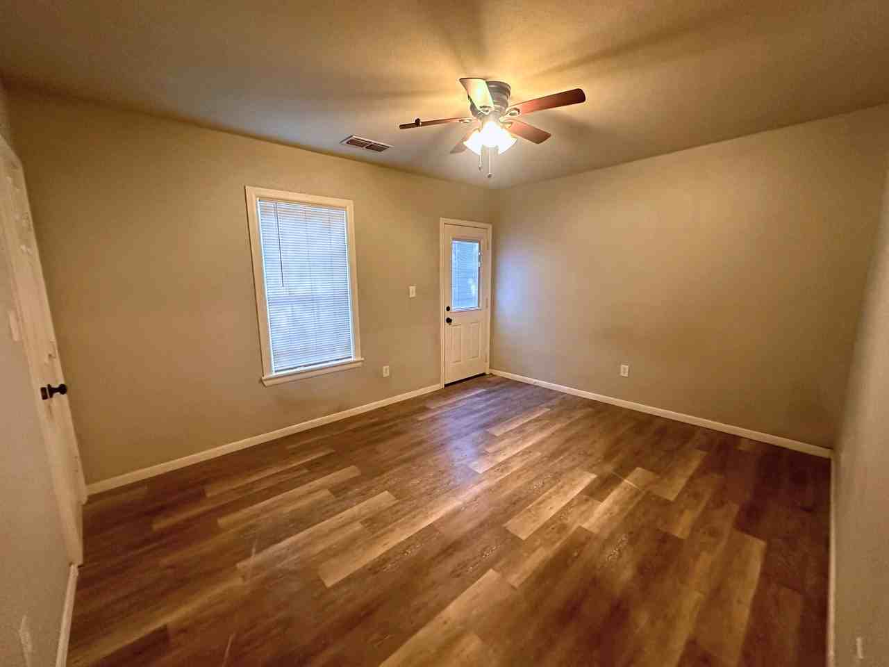 916 North Austin Street #102 - Photo 4 of 15