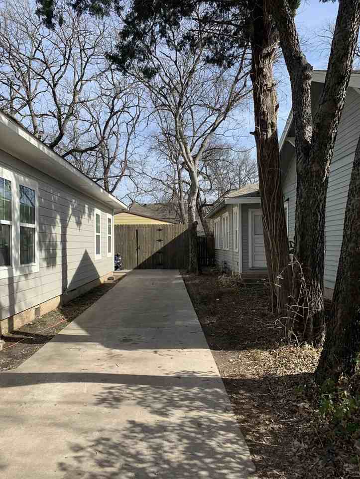 916 N Austin St #102 - Photo 5 of 15