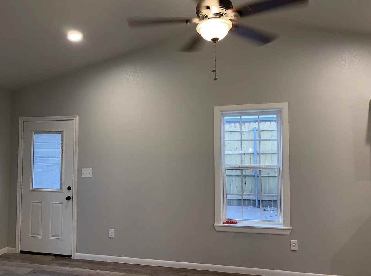 916 North Austin Street #102 - Photo 4 of 15