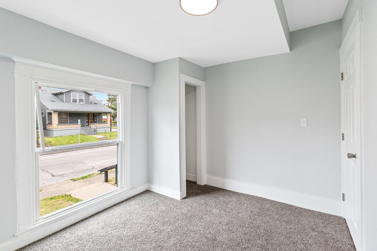 103 S 43rd St - Photo 3 of 10