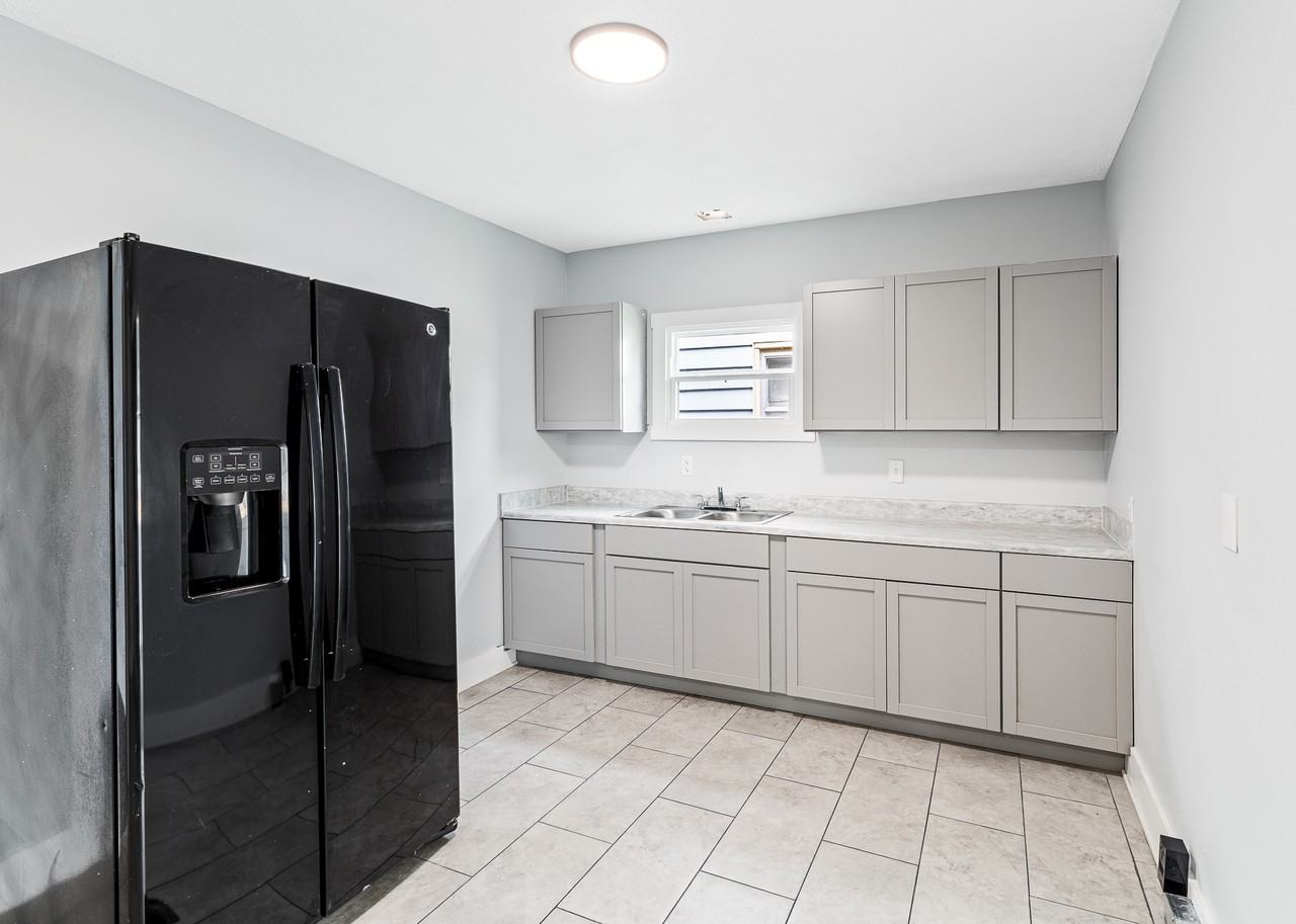 103 S 43rd St - Photo 4 of 10