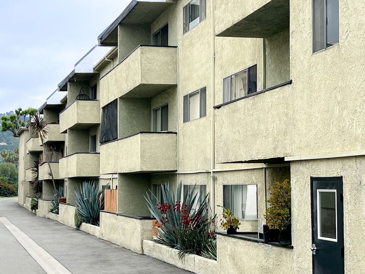 11018 Moorpark Apartments - Photo 5 of 8