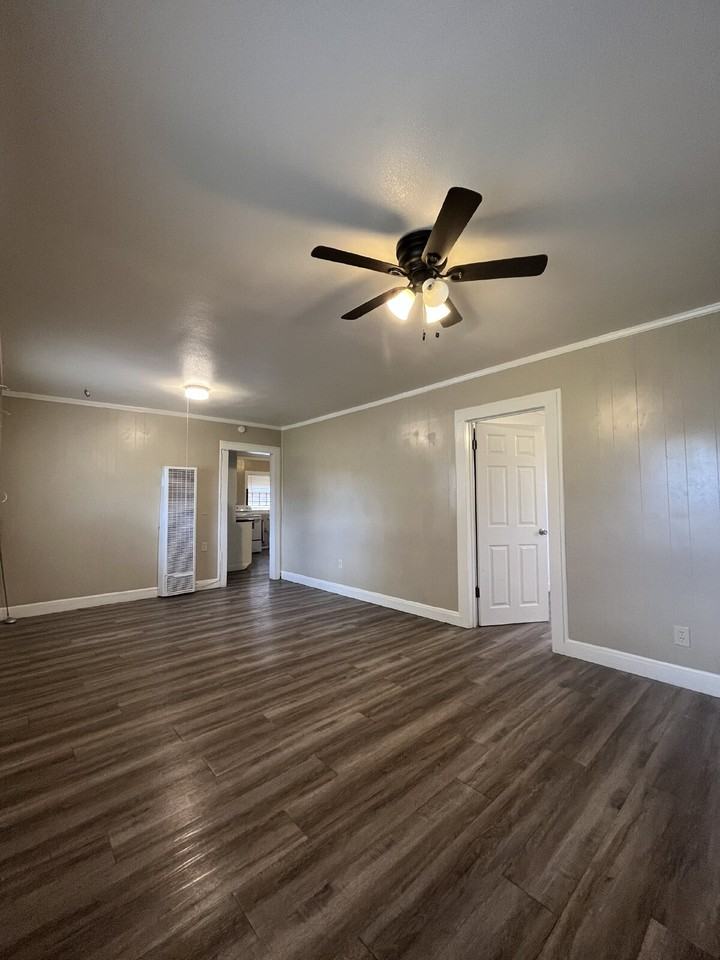 1902 45th St - Photo 4 of 10