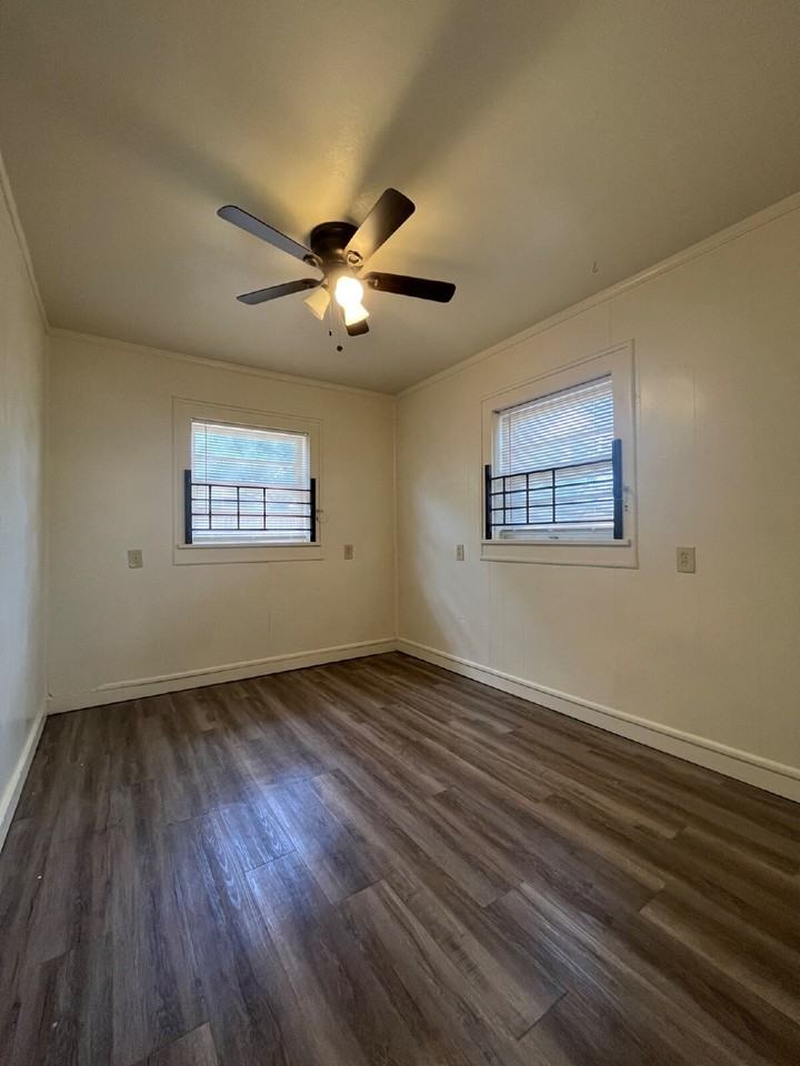 1902 45th St - Photo 5 of 10