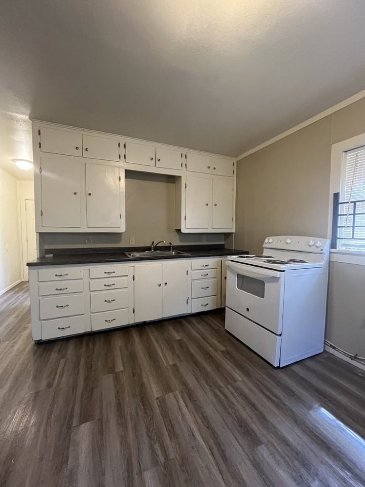 1902 45th St - Photo 7 of 10