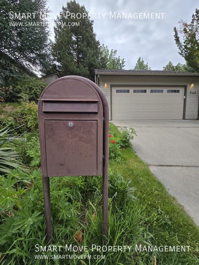 945 E Hearthstone Dr - Photo 5 of 50