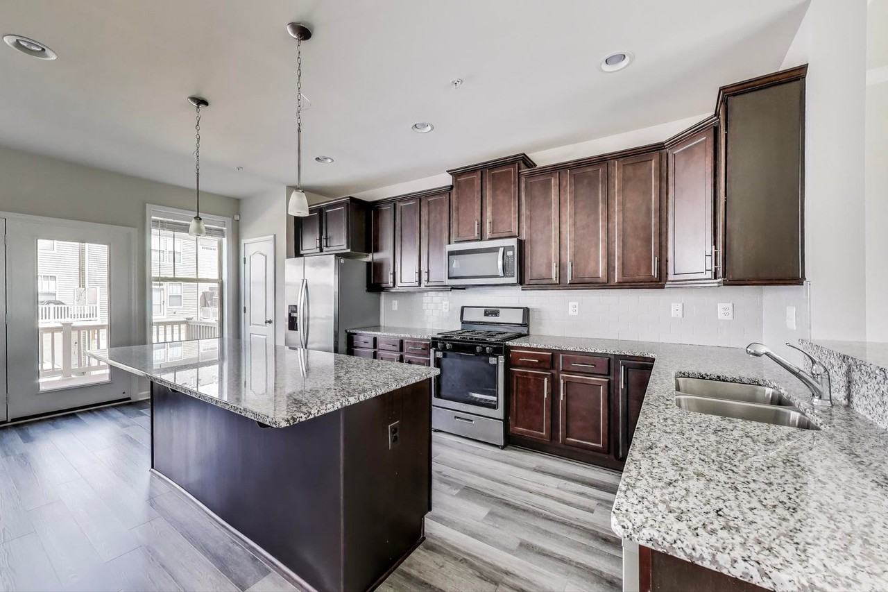 1821 Jameson Dr - Photo 2 of 39