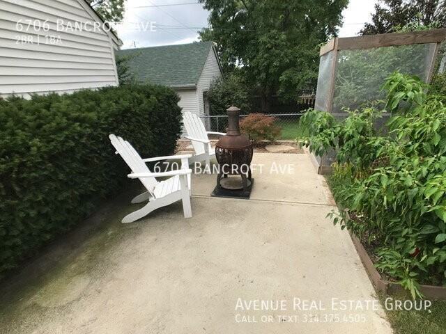 6706 Bancroft Ave - Photo 3 of 14