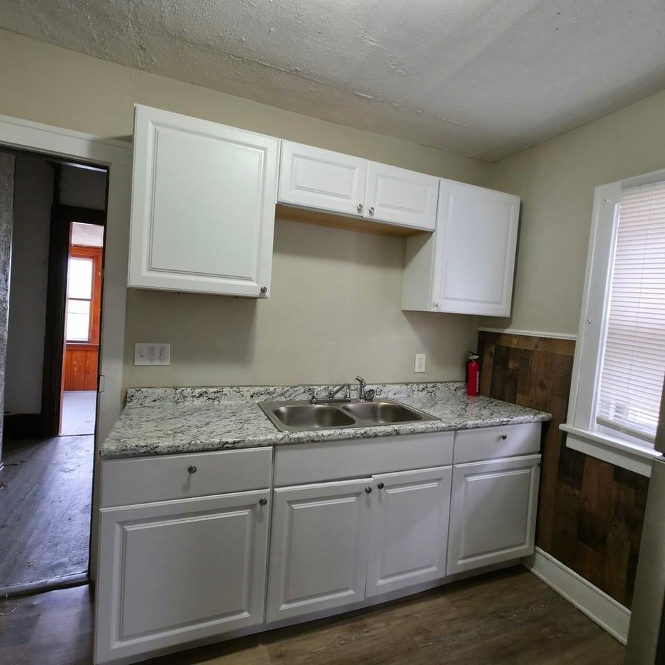 1394 Larchmont Rd - Photo 4 of 22