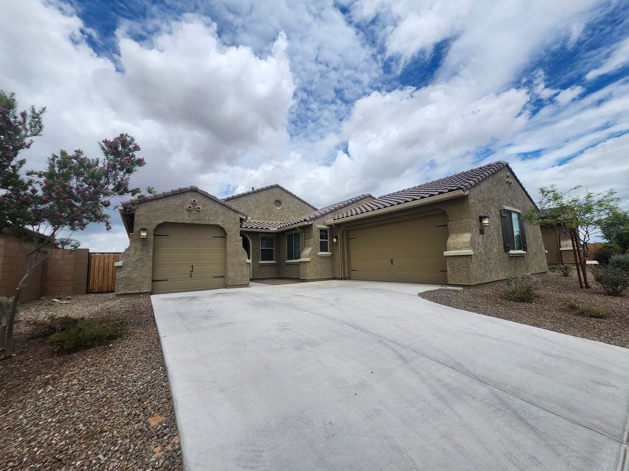 18380 W Sandlewood Dr - Photo 2 of 37