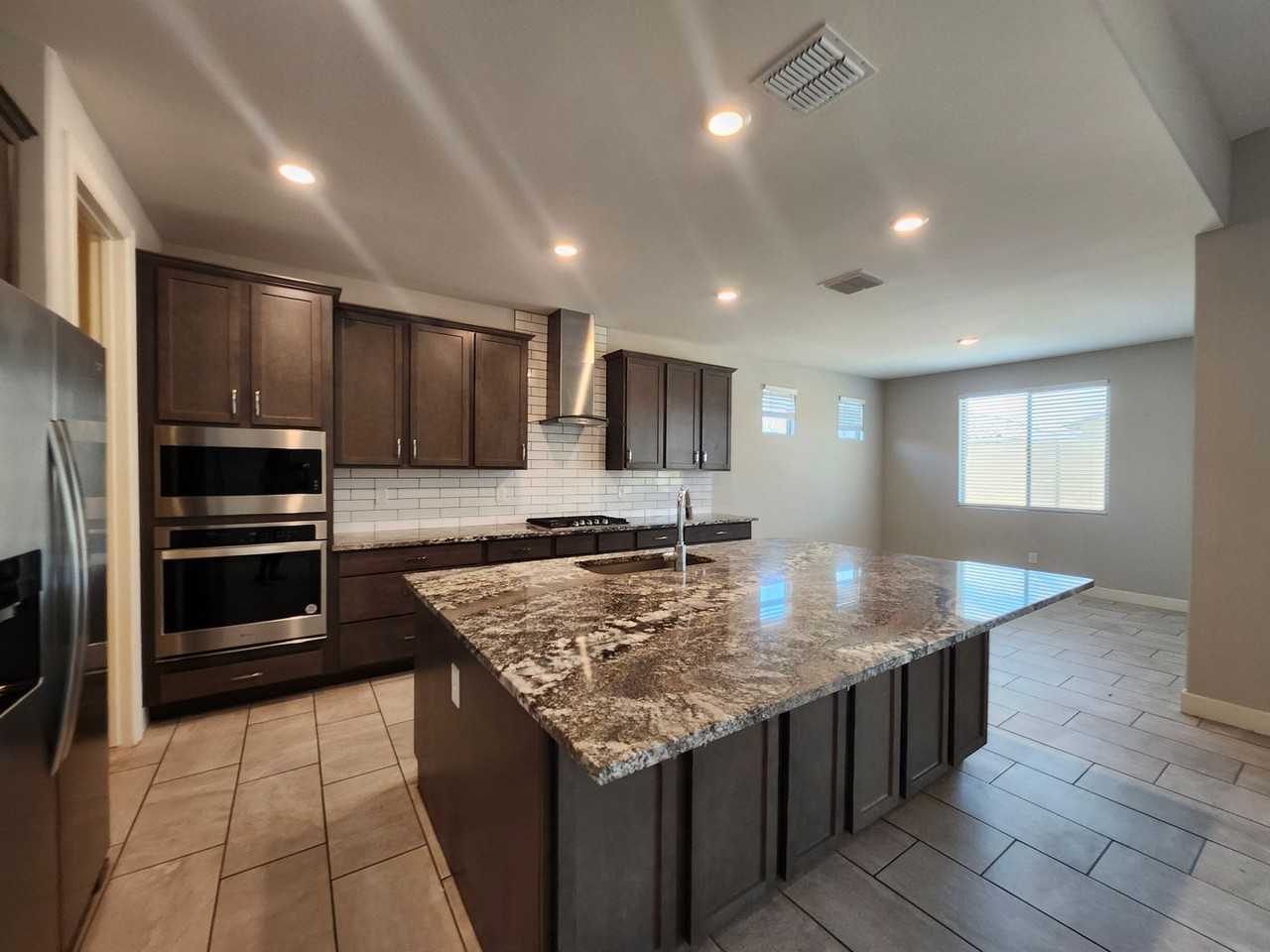 18380 W Sandlewood Dr - Photo 4 of 37