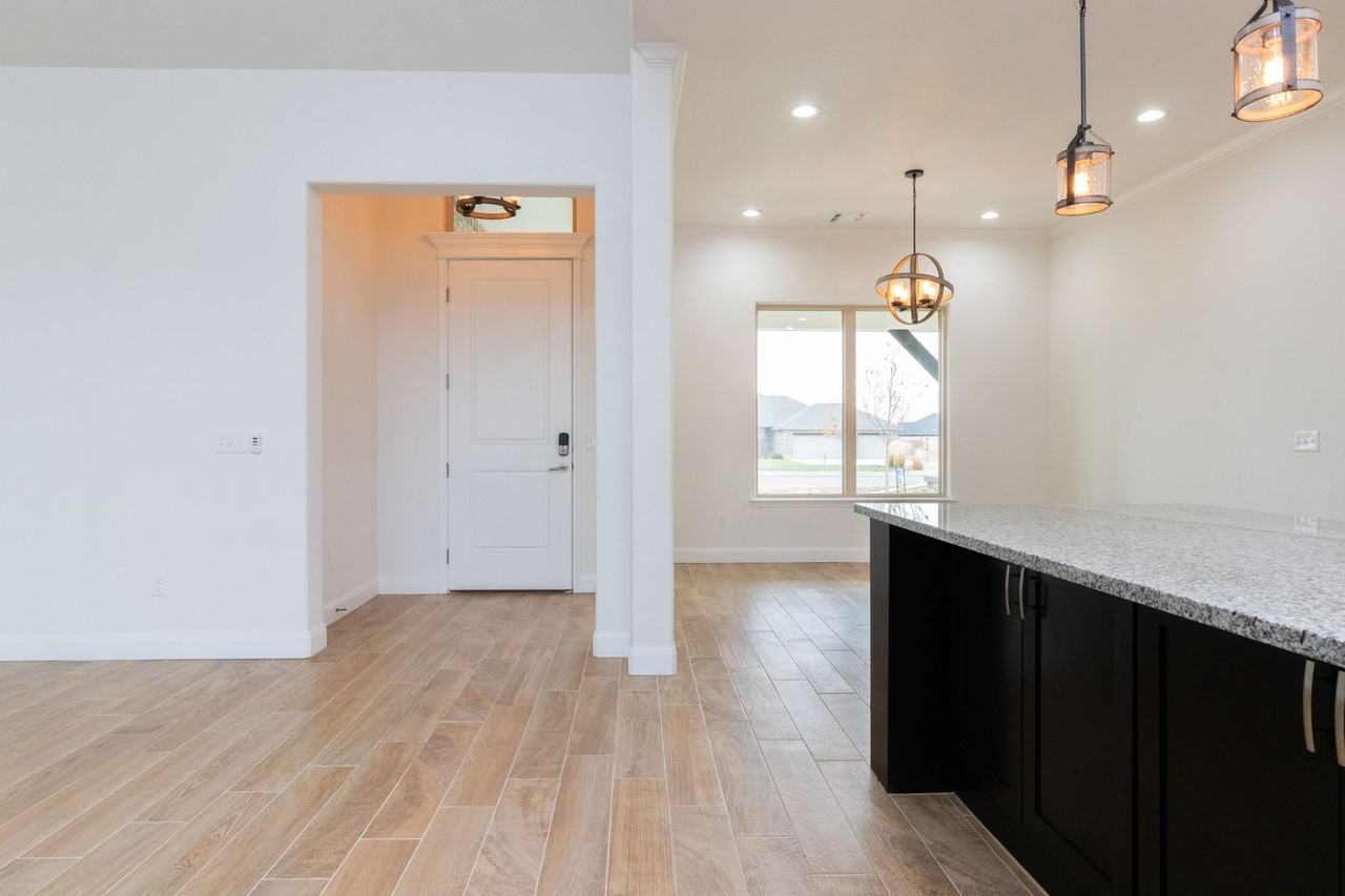 503 Country Club Dr - Photo 5 of 40