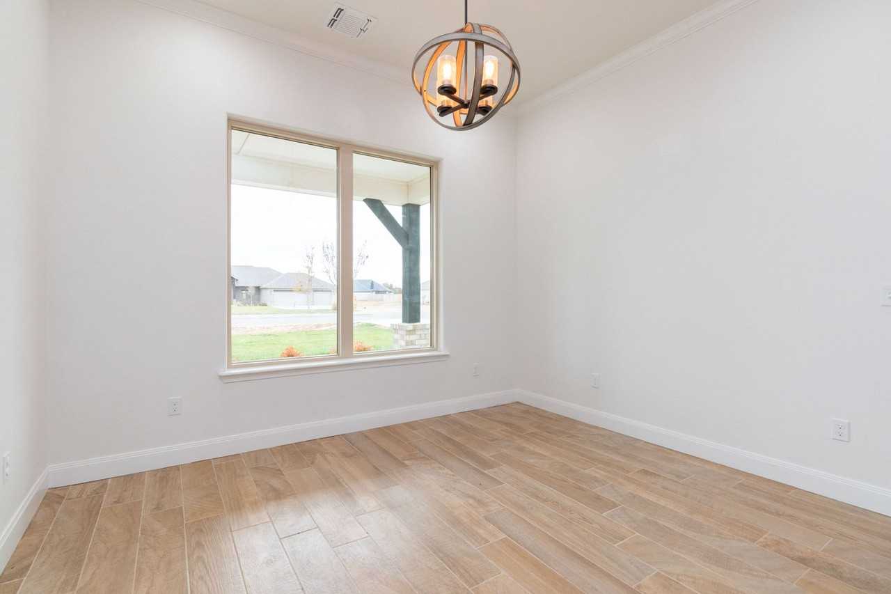 503 Country Club Dr - Photo 7 of 40