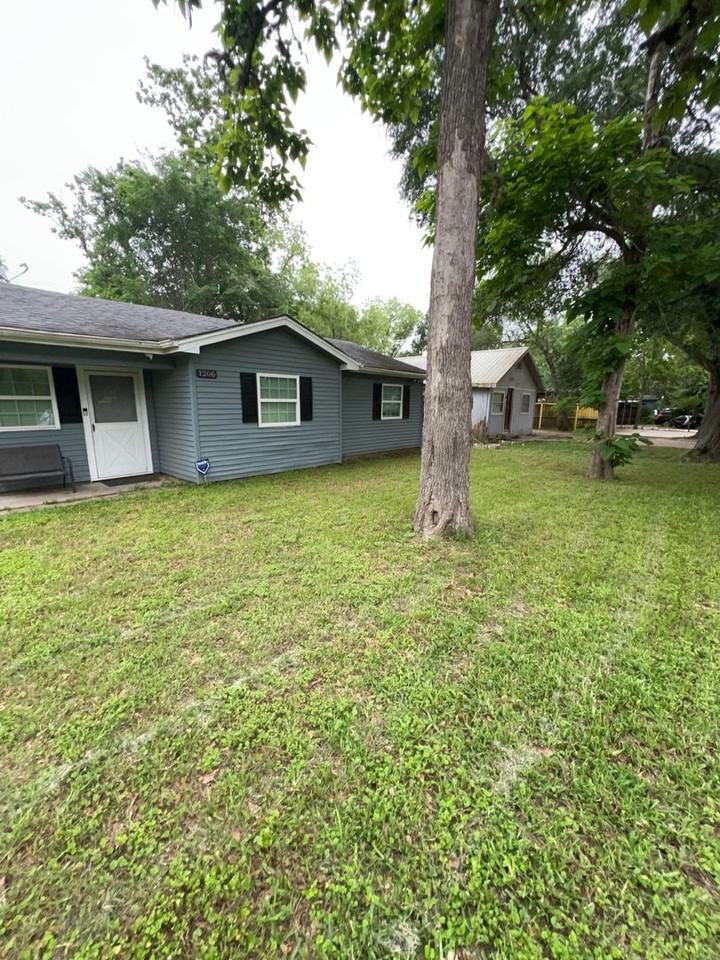 1206 8th St - Photo 2 of 8