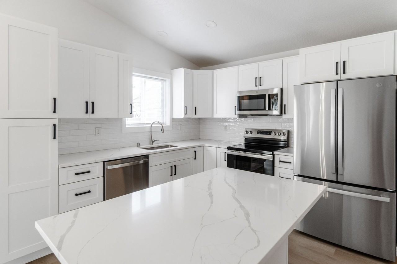 4508 E Vantage Ln - Photo 3 of 32