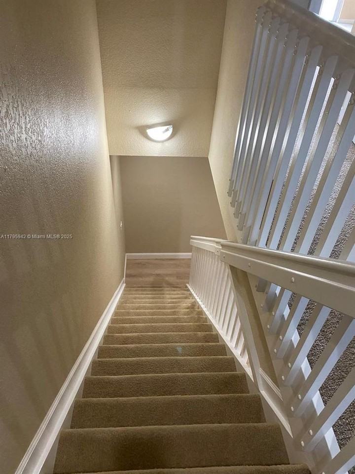 2832 Sw 81st Ave - Photo 6 of 15