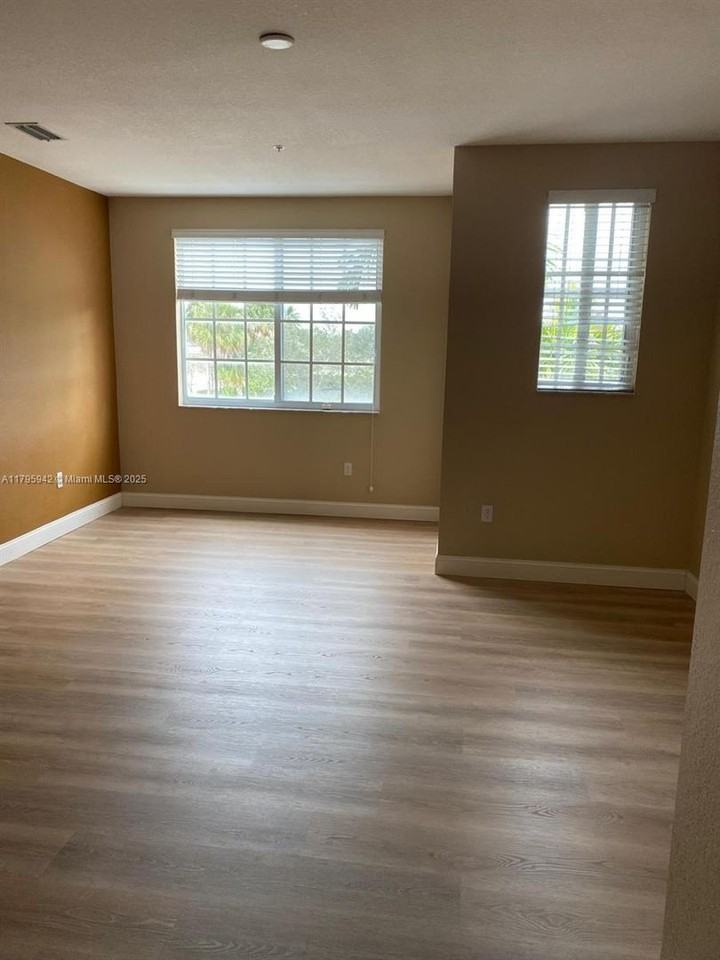 2832 Sw 81st Ave - Photo 7 of 15