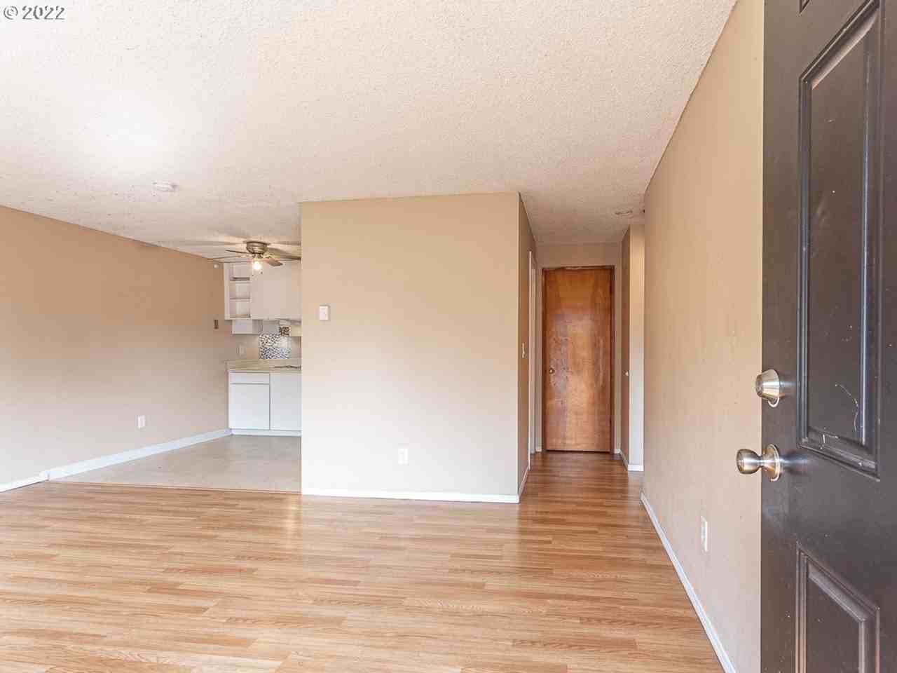 909 W 36th St #B - Photo 3 of 28