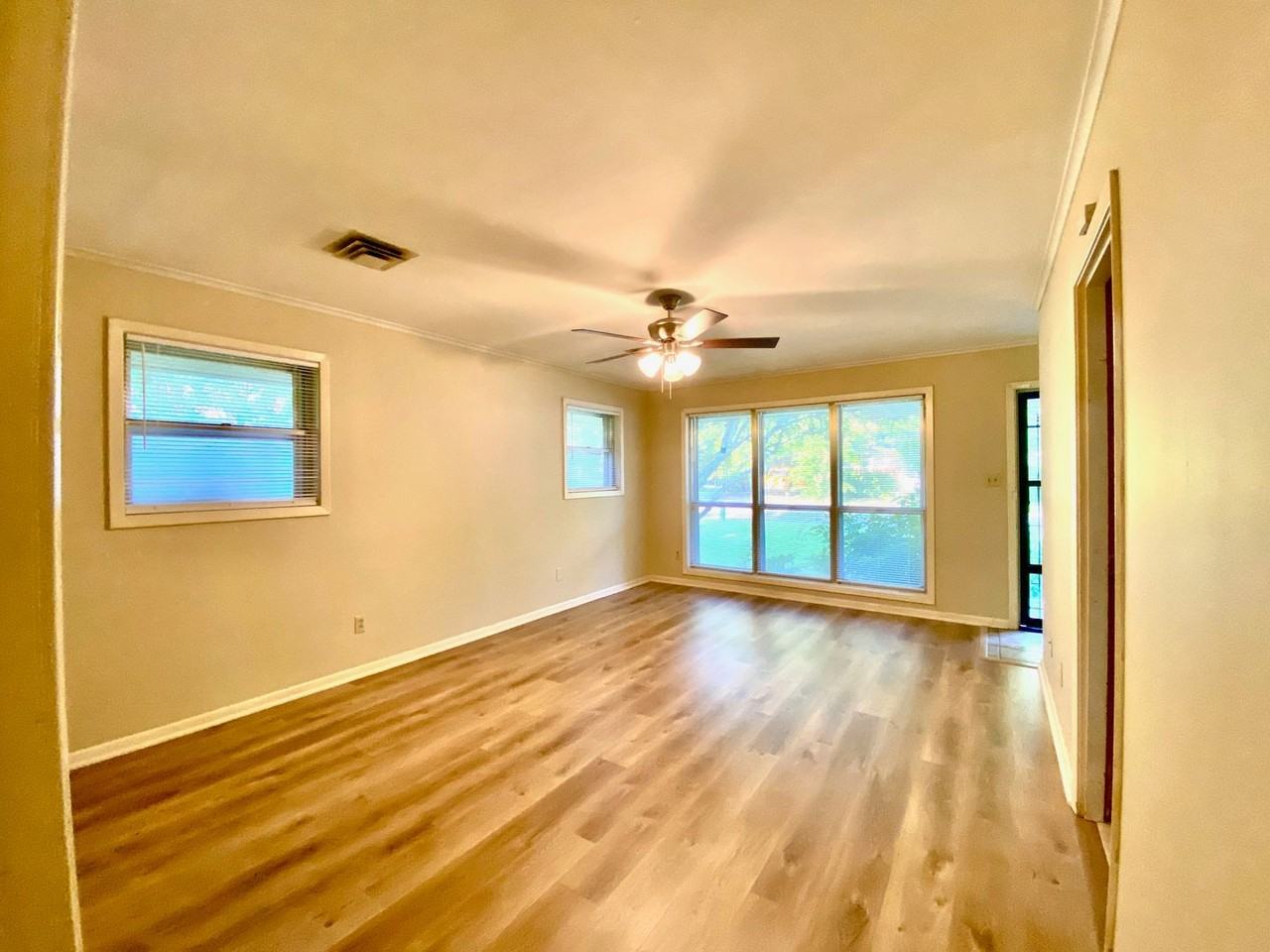 407 Lakeview Dr - Photo 3 of 16