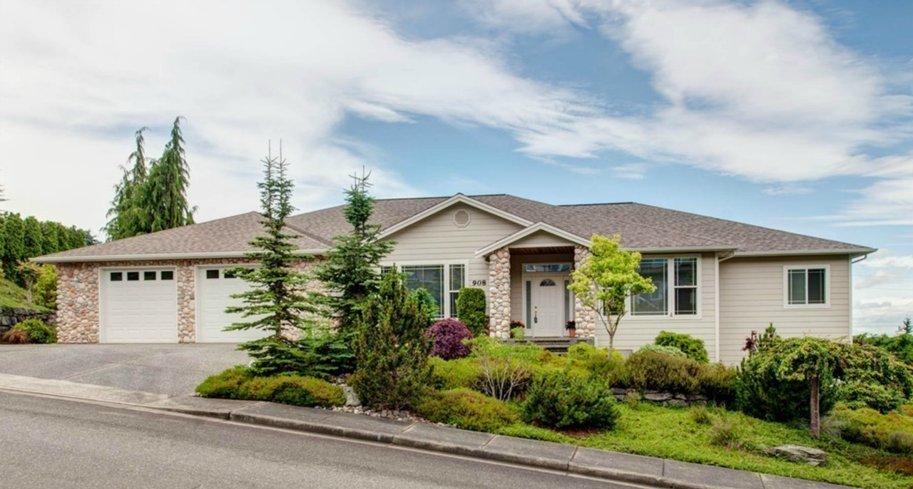 908 41st St - Photo 2 of 11