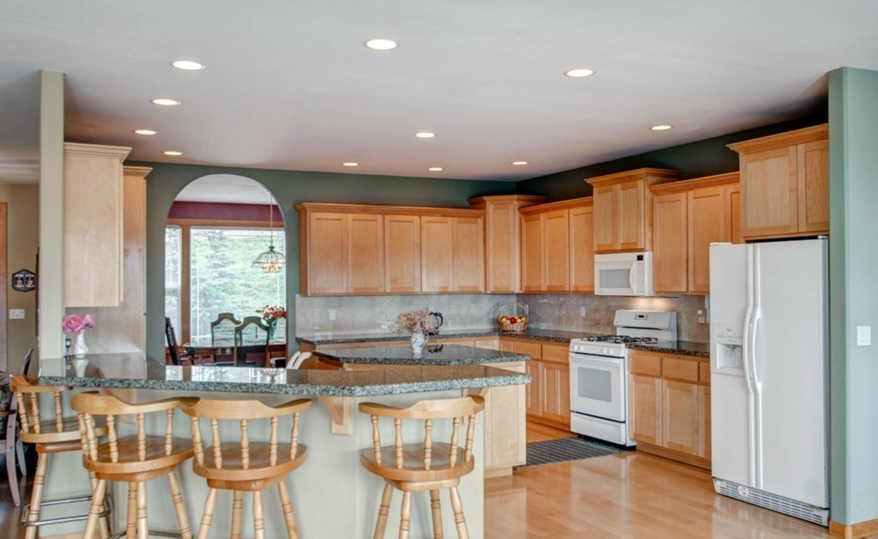 908 41st St - Photo 3 of 11