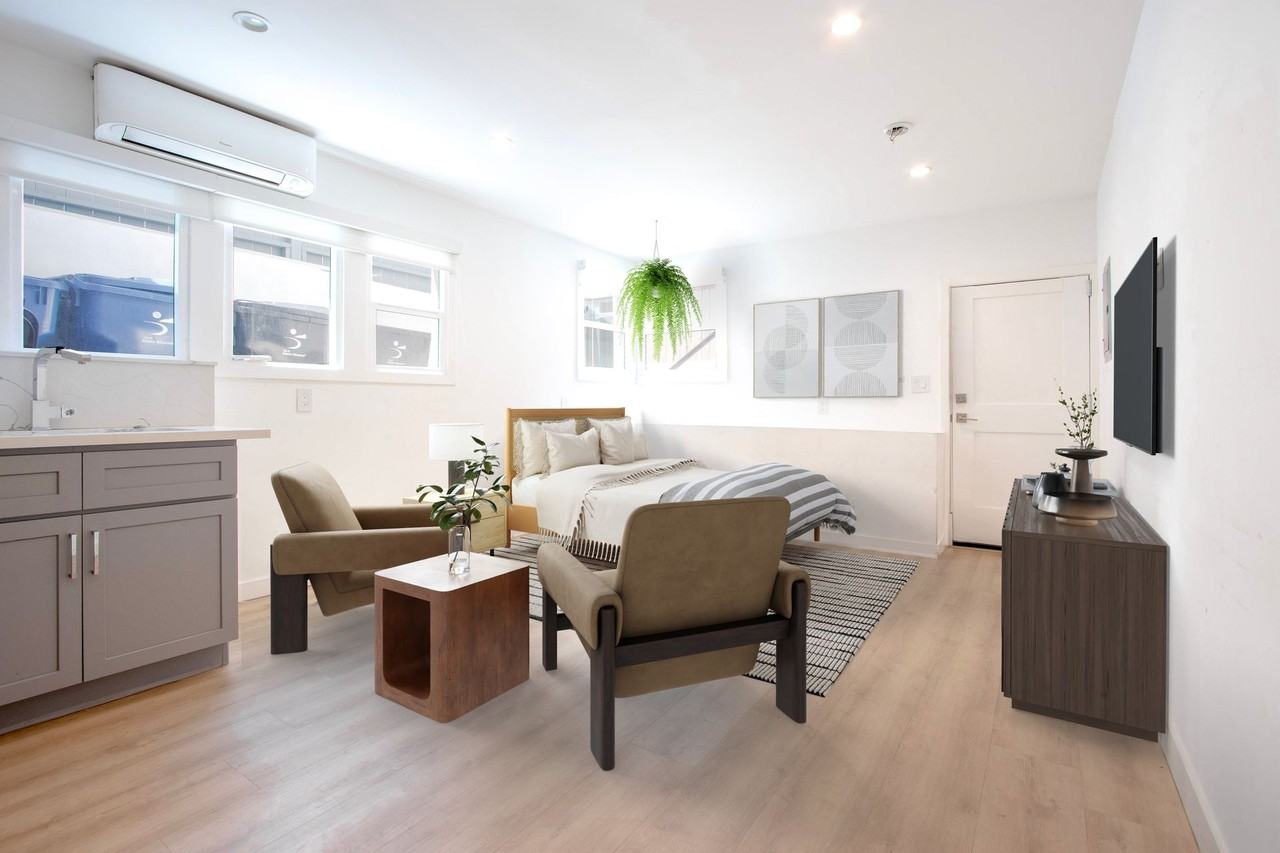 2438 7th St - Photo 2 of 5