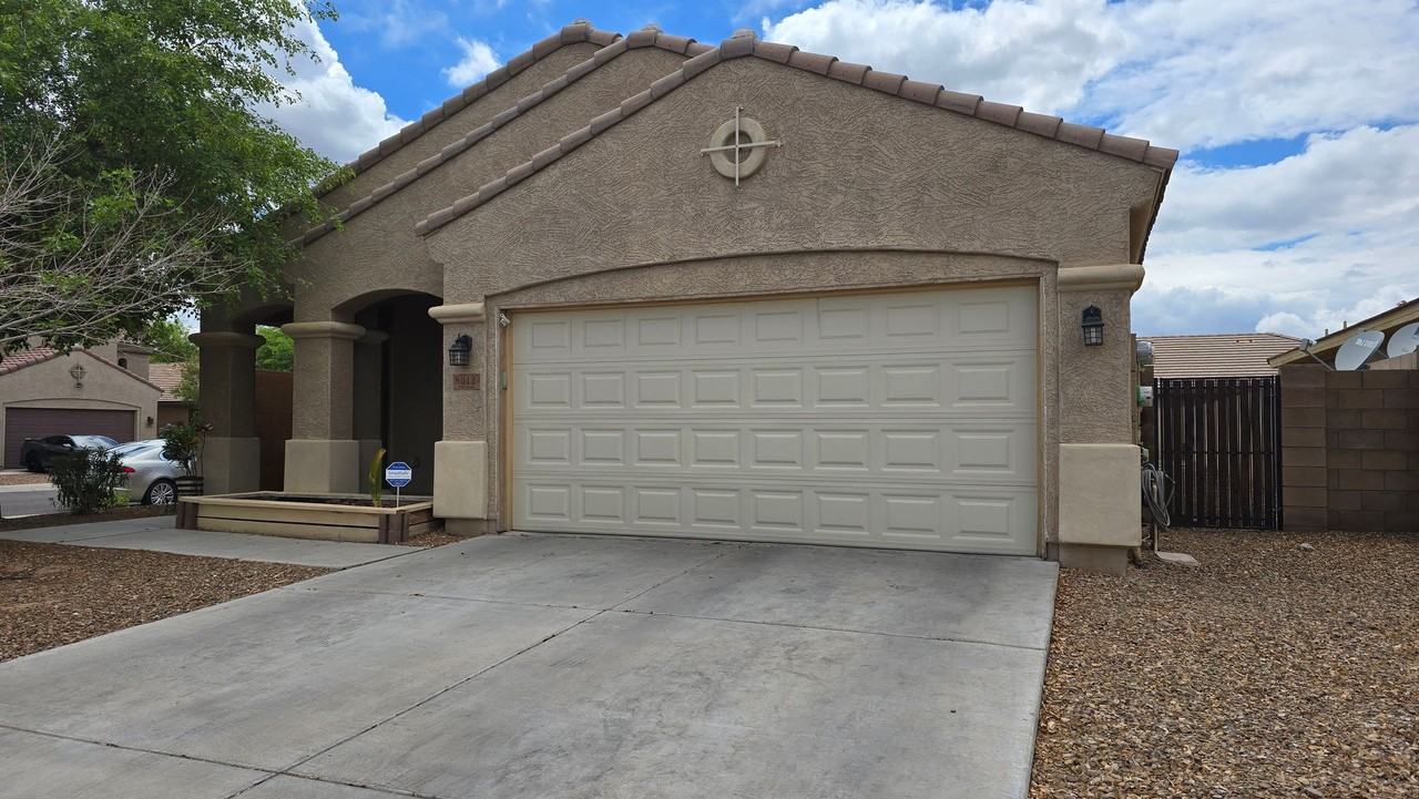 8012 S 70th Dr - Photo 3 of 32