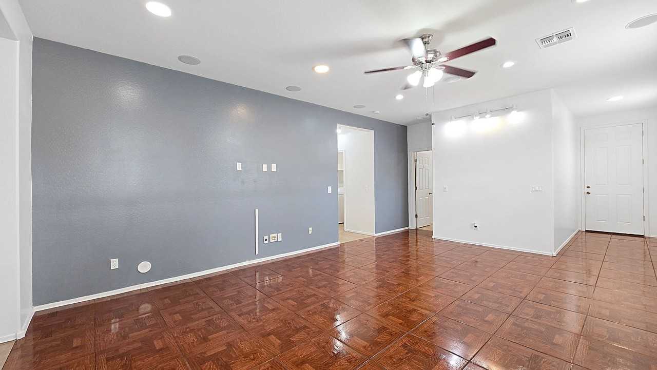 8012 S 70th Dr - Photo 4 of 32