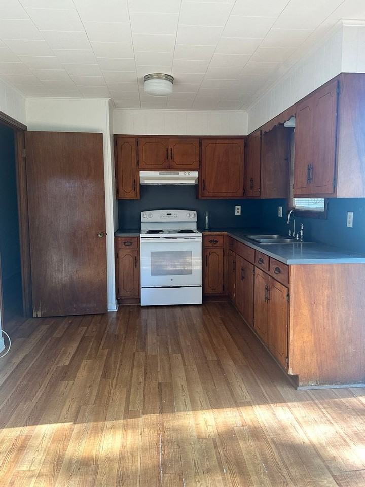 310 Hospital Dr - Photo 3 of 12