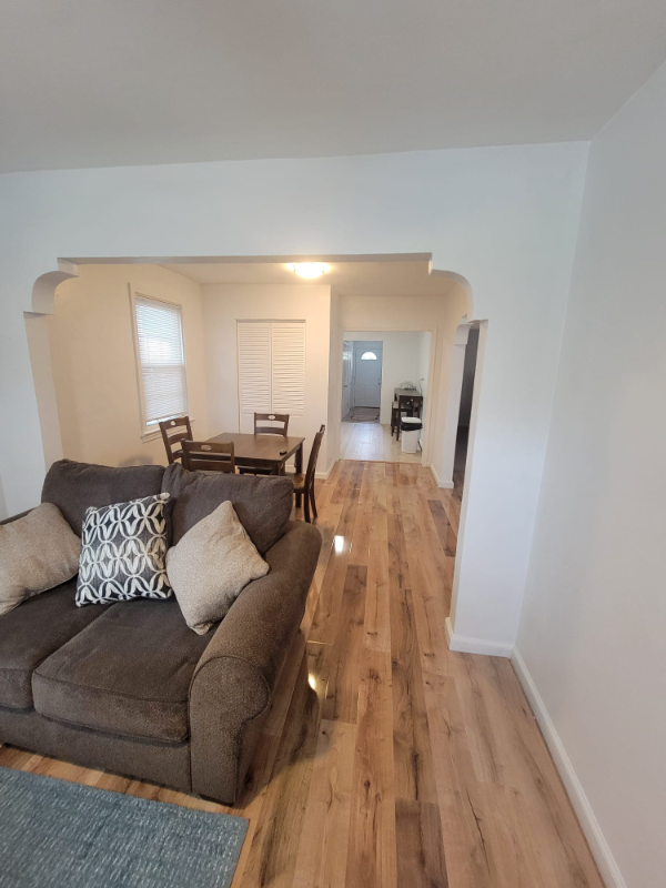 260 W Queen St - Photo 3 of 10