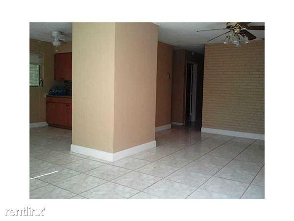 5571 Flagler St - Photo 3 of 7