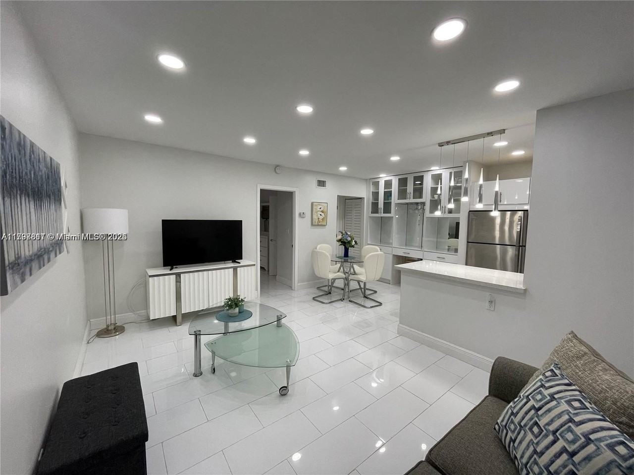 1407 Ne 56th St #103 - Photo 2 of 20