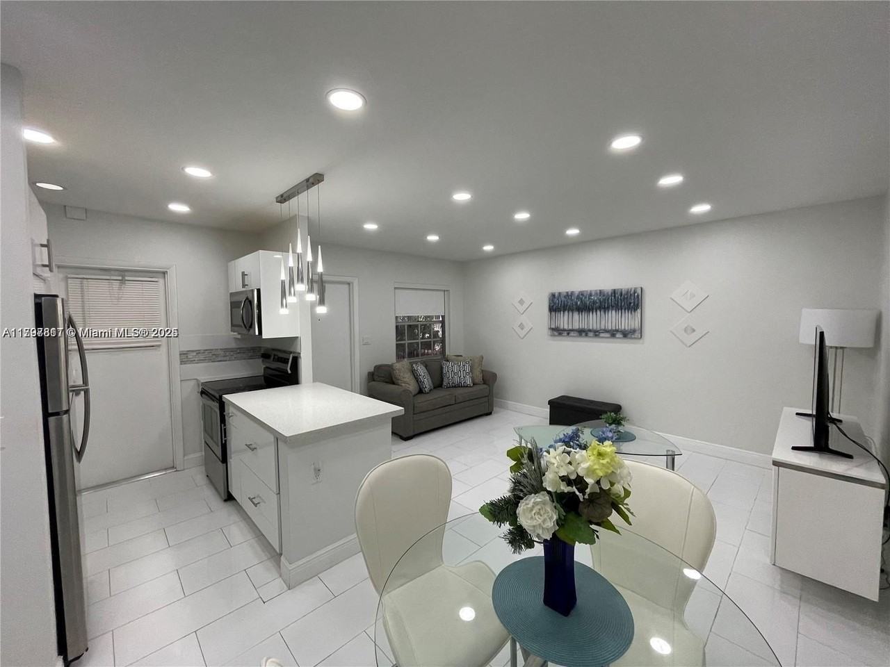 1407 Ne 56th St #103 - Photo 3 of 20