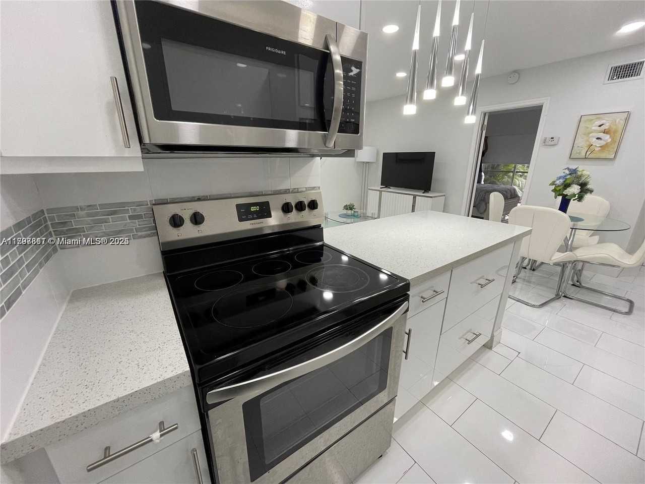 1407 Ne 56th St #103 - Photo 6 of 20