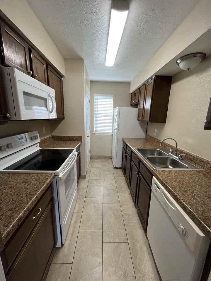 910 North Park Street - Photo 2 of 12