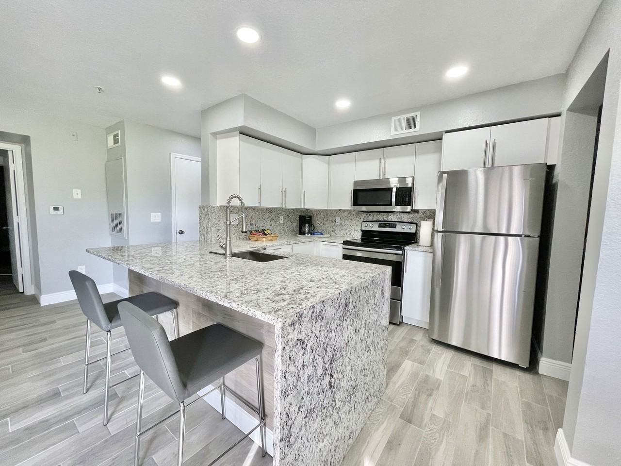 7210 Westpointe Blvd - Photo 3 of 8