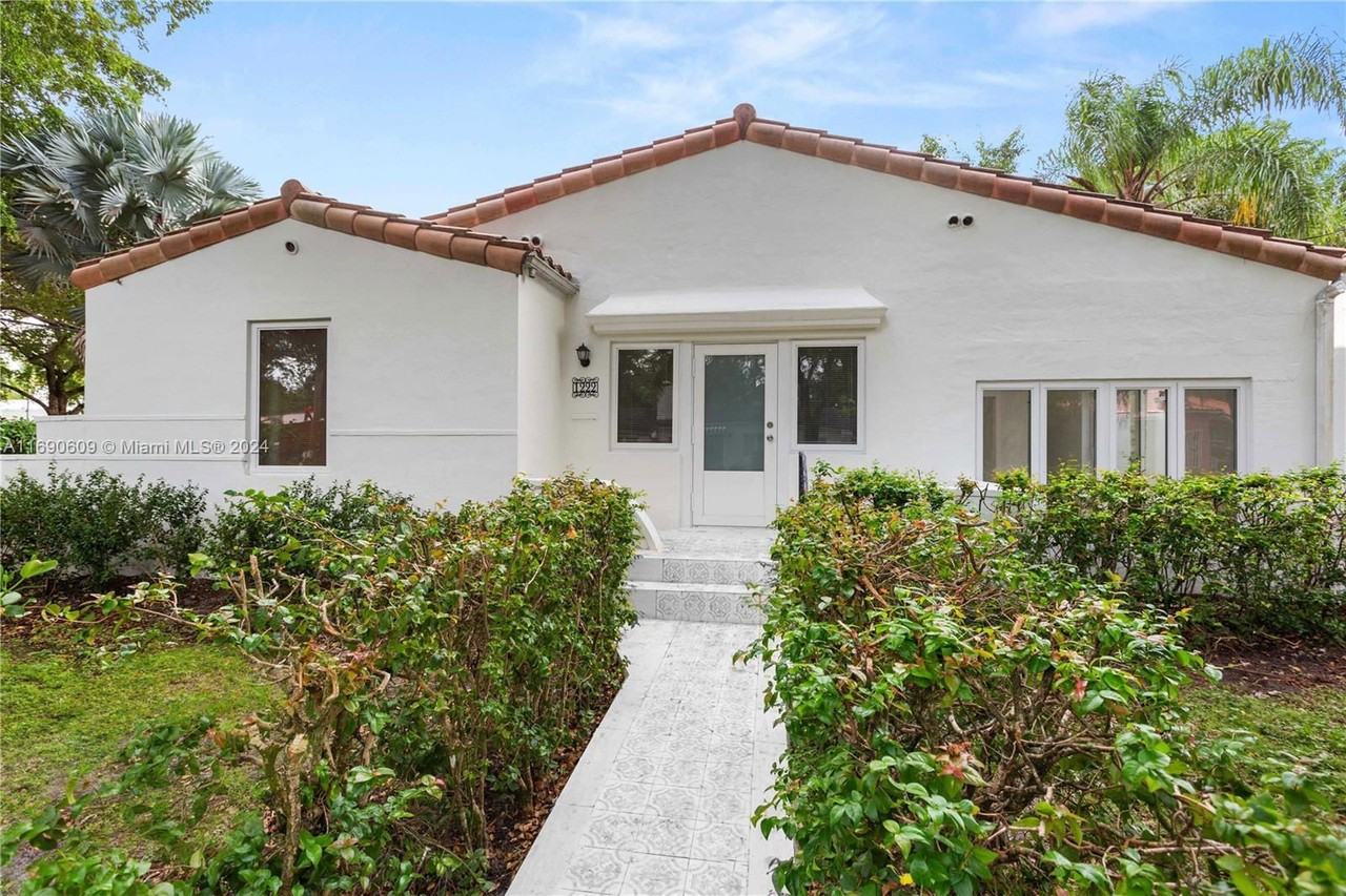 1222 Genoa St - Photo 2 of 8