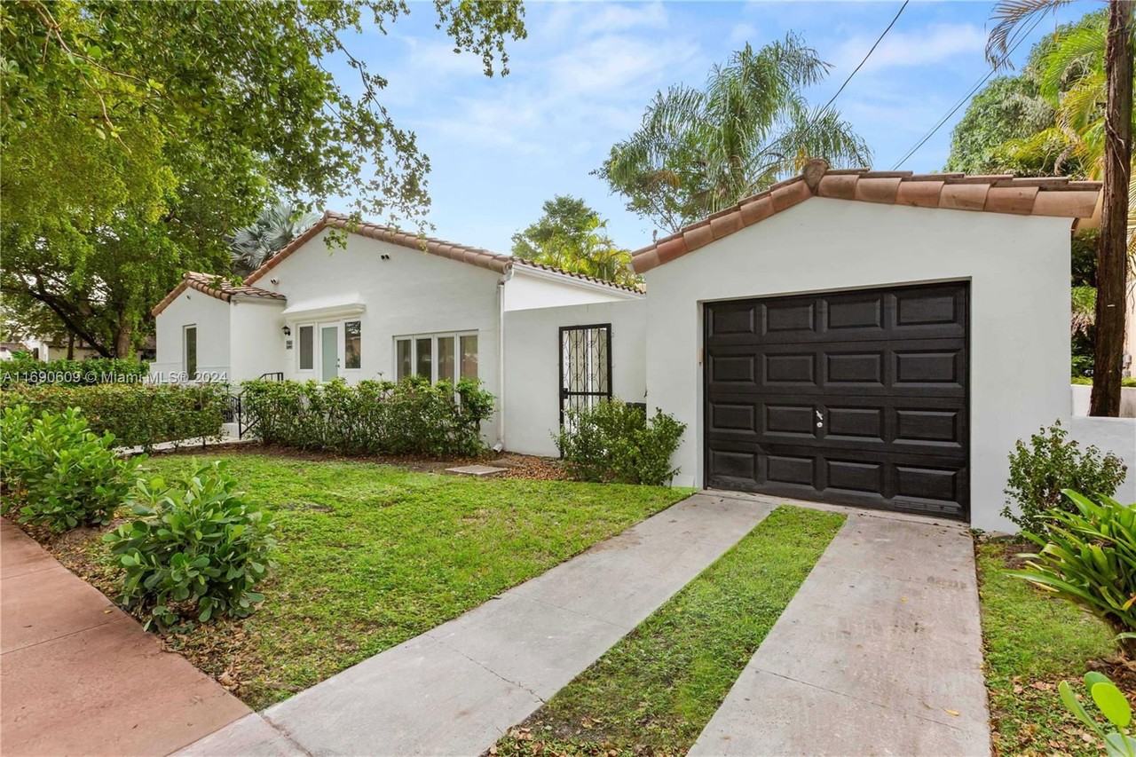 1222 Genoa St - Photo 3 of 8