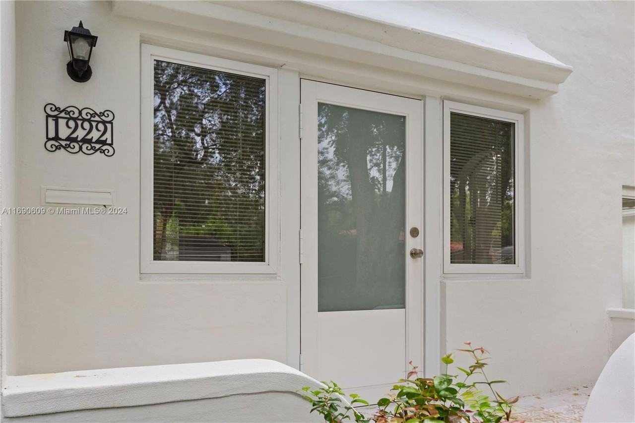 1222 Genoa St - Photo 4 of 8