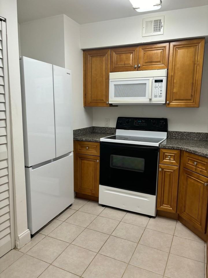 3473 Nw 44th St #102 - Photo 3 of 8